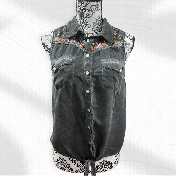 BKE Black/charcoal gray Distressed sleeveless top - Picture 2 of 8